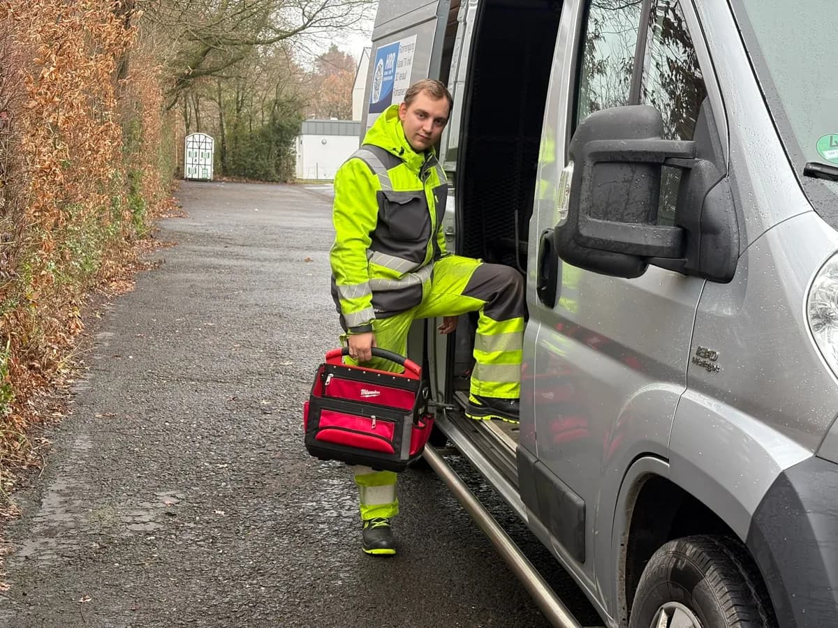 Werkzeugtasche wird ins Einsatzfahrzeug von HRR Rohrreinigung geladen