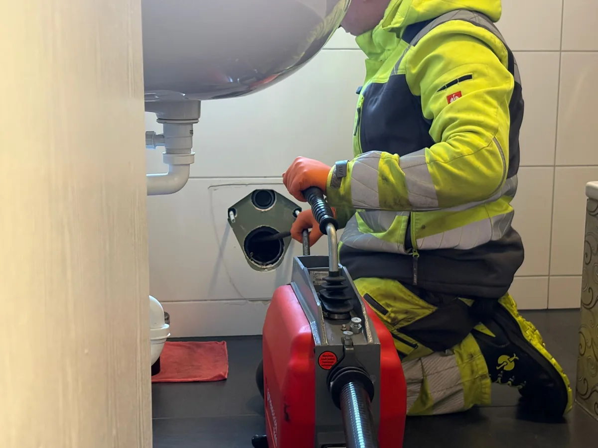 Mitarbeiter von HRR Rohrreinigung arbeitet an einer geoeffneten Rohrleitung